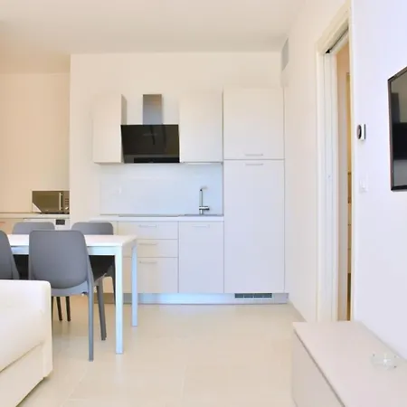 Sunny And Bright Beautiful Apartment *
